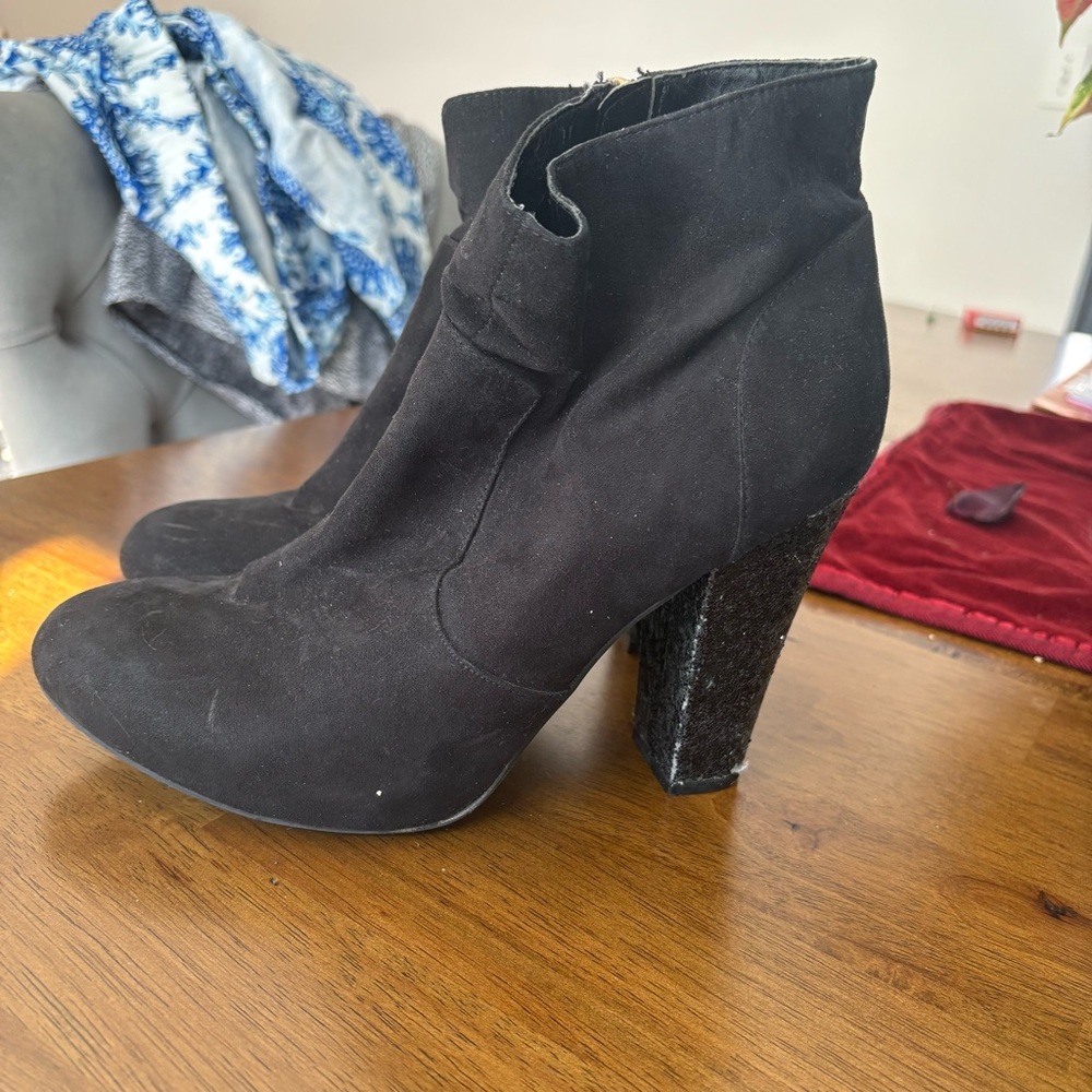 G by Guess Women’s Black suede ankle boots with Glitter Heel size 9